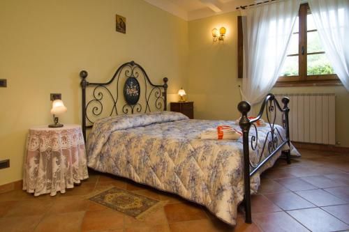 una camera con un grande letto e un tavolo di Casa Elena a Cortona