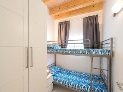 two bunk beds in a room with a closet at Villa Renzo in Notaresco