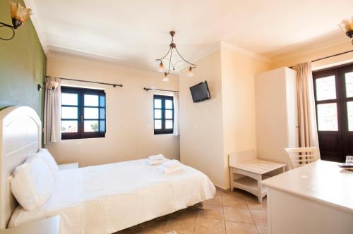 Postel nebo postele na pokoji v ubytování Areos Polis Boutique Hotel