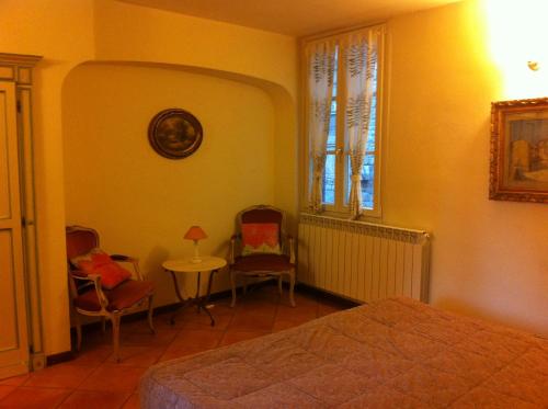 um quarto com uma cama, uma mesa e cadeiras em Leoni em Florença