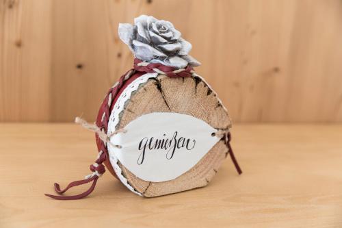 a tag that says juniper on a wooden table at Vitalhotel Marienhof in Velden am Wörthersee
