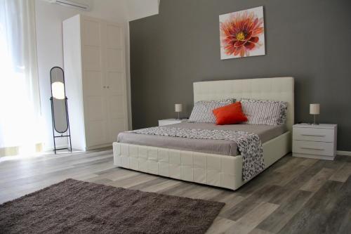 カターニアにあるVittoria apartmentのベッドルーム1室(白いベッド1台、赤い枕付)