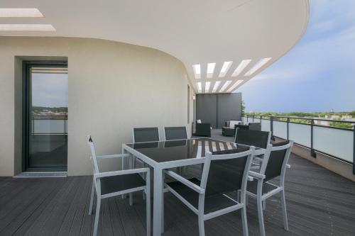 une salle à manger avec une table et des chaises sur un balcon dans l'établissement Le 180°, à Montpellier