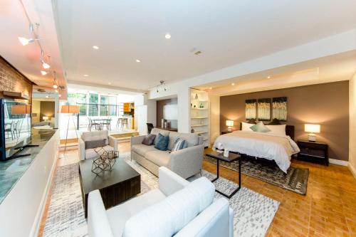 uma grande sala de estar com uma cama e um sofá em Chelsea Pines Inn em Nova York