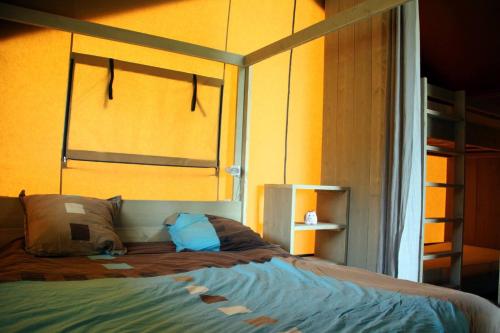 un letto con due cuscini di Glamping op het Zeugekot a Beveren