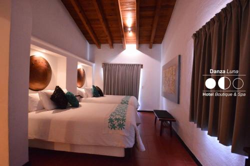 Cama o camas de una habitación en Danzaluna Hotel Boutique
