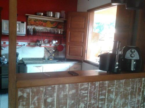 eine Küche mit einer Arbeitsplatte und einem Fenster in der Unterkunft Casa do Gil in Tiradentes