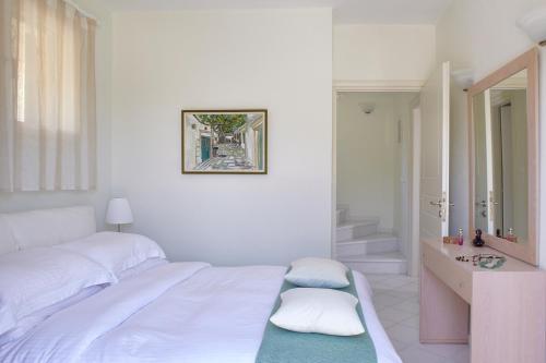 Postel nebo postele na pokoji v ubytování Kedros Villas
