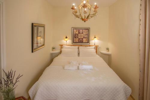 um quarto com uma grande cama branca com toalhas em Pinat Nofesh em Rosh Pinna