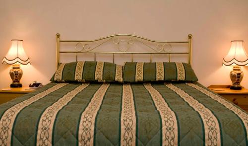 A bed or beds in a room at Ardencraig House Apartments 