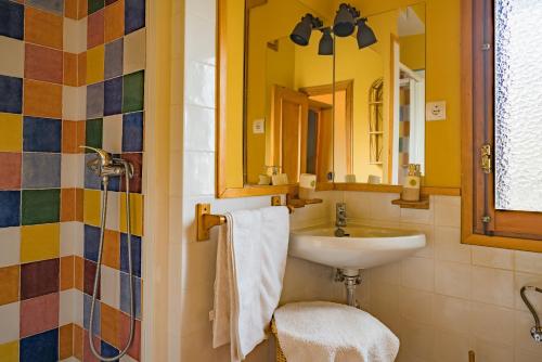 Casa el Cuco في نافاريدوندا دي غريدوس: حمام مع حوض ومرآة