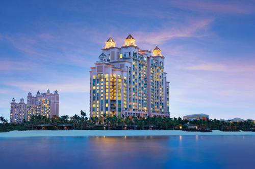 ein großes Gebäude mit Lichtern darüber in der Unterkunft The Cove at Atlantis in Nassau