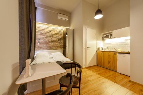 un piccolo appartamento con un letto e un tavolo con sedie di Tatra 4 Studios a Budapest