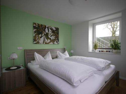 מיטה או מיטות בחדר ב-Gasthof Oldenwöhrden