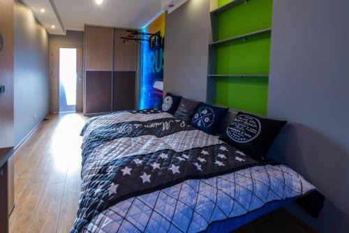 a bedroom with a bed and a green wall at Apartament U Virusa Przy Porcie z widokiem na jezioro in Giżycko