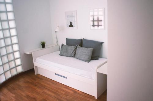 サンタクルス・デ・テネリフェにあるCharming Apartment - Free Parkingの白いベッド(枕2つ付)が備わる客室です。