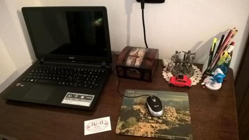 ヌーオロにあるDa Toreの木製デスクの上に座ったノートパソコン