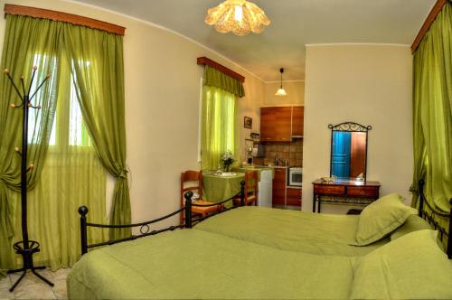 1 dormitorio con 2 camas y cocina en Mainades Maisonettes & Studios, en Ménites