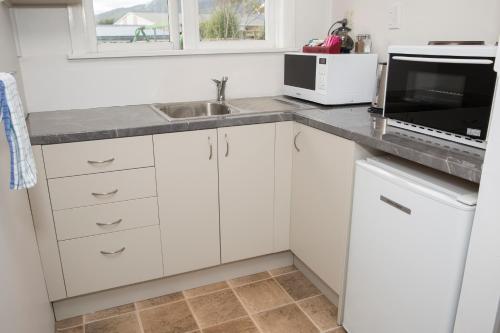 Una cocina o zona de cocina en Greymouth Motel