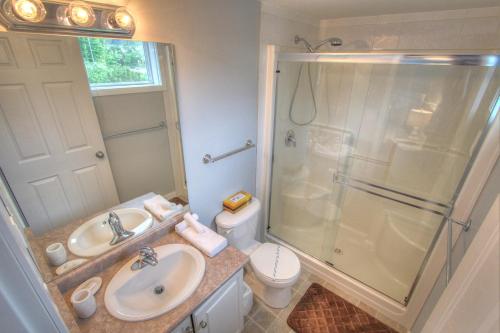 Et badeværelse på Discovery Bay Resort by Kelowna Resort Acc. - 80+ suites available