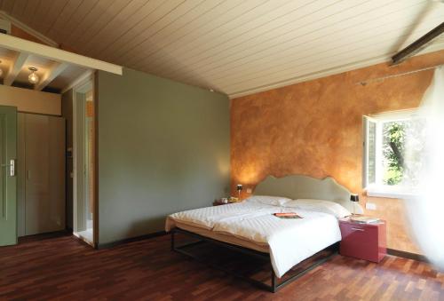 a bedroom with a bed and a window at Camping Serenella in Bardolino