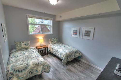 Кровать или кровати в номере Discovery Bay Resort by Kelowna Resort Acc. - 80+ suites available