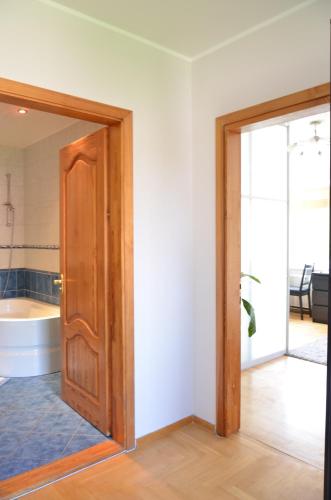 Vonios kambarys apgyvendinimo įstaigoje Apartments with spa Jacuzzi and sauna