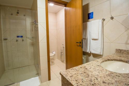 Ett badrum på Hotel Fioreze Origem