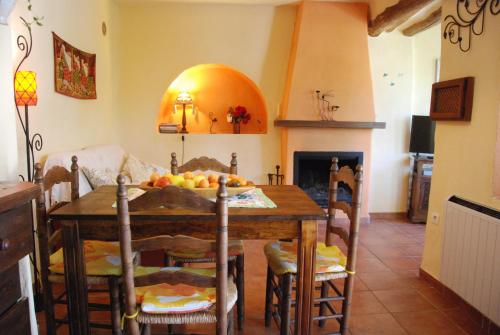 a kitchen and dining room with a table with fruit on it at Casa Africa in Mecina Fondales