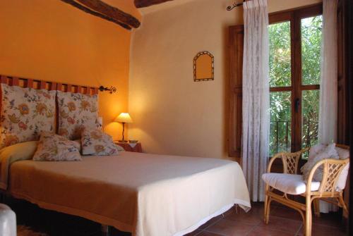 een slaapkamer met een bed en een raam bij Casa Africa in Mecina Fondales