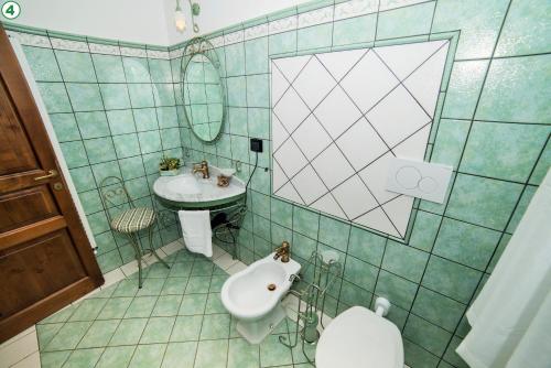 a bathroom with a sink and a toilet and a mirror at I Gigli del Belvedere in Montefiascone