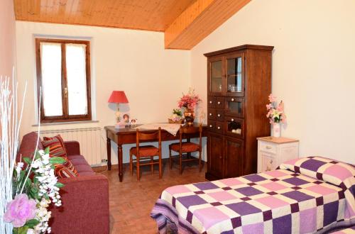 パラーイアにあるTenuta Santa Chiaraのベッドルーム1室(ベッド1台、デスク、テーブル付)