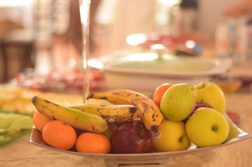 Makanan di atau berdekatan rumah tamu ini