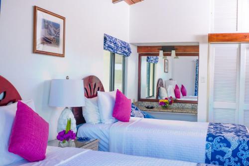 Postel nebo postele na pokoji v ubytování Mount Nevis Hotel