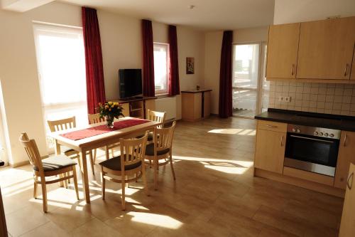 a kitchen and dining room with a table and chairs at Ferienappartements Am Spreewaldfliess in Schlepzig