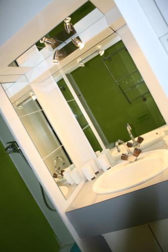 une salle de bain avec un lavabo et un miroir dans l'établissement La Brigantine - Superbe vue mer - Appartement agréable en toutes saisons, au Cap d'Agde