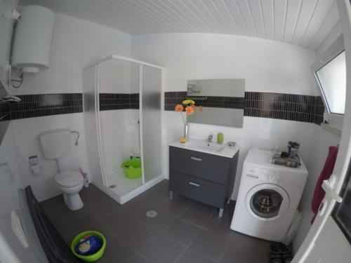 a bathroom with a washing machine and a washer at Farmer Fraguas in Rio Maior