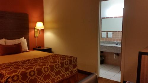 Ένα ή περισσότερα κρεβάτια σε δωμάτιο στο American Inn Of Liberal