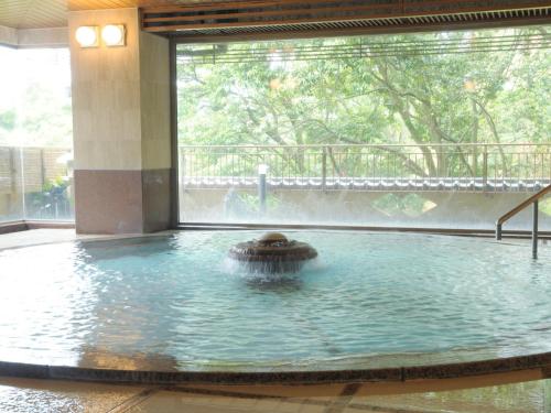 un elefante en una piscina de agua en un edificio en Yugawara Onsen Kawasegien Isuzu Hotel, en Atami
