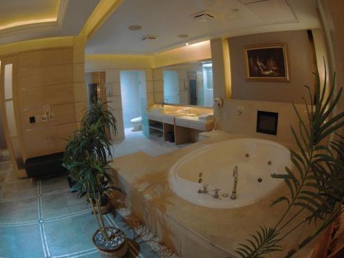 uma grande casa de banho com uma grande banheira e uma banheira em ChangSing Business Motel em Tainan