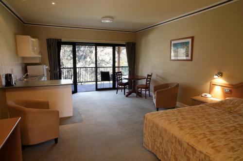 Habitación de hotel con cama, mesa y sillas en Yarrawonga Mulwala Golf Club en Yarrawonga