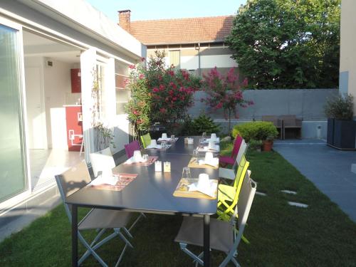 Сад в Chambres d'Hôtes Les Muriers