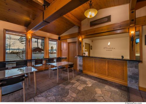 a restaurant with a bar with tables and chairs at Firelite Lodge in Tahoe Vista