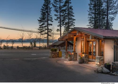 ein Gebäude am Straßenrand in der Unterkunft Firelite Lodge in Tahoe Vista