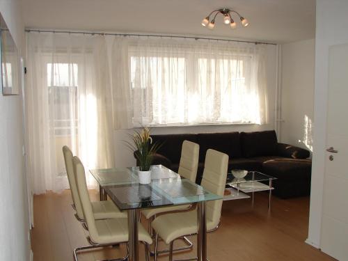 sala de estar con mesa, sillas y sofá en Stars Berlin Apartments en Berlín