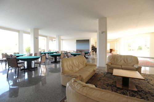 - un salon avec des canapés, des tables et des chaises dans l'établissement Hotel President, à Marsala