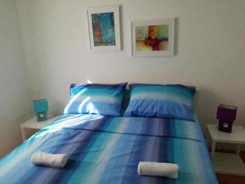 - une chambre avec un lit et 2 serviettes dans l'établissement Apartment Ileana, à Trogir