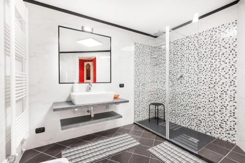 W łazience znajduje się umywalka i prysznic. w obiekcie Suite al Vecchio Castello w Weronie