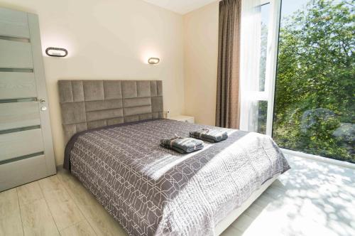 Кровать или кровати в номере Apartamentai Voveraite
