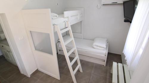 Postel nebo postele na pokoji v ubytování Ashdot Yaacov Ichud Kibbutz Country Lodging
